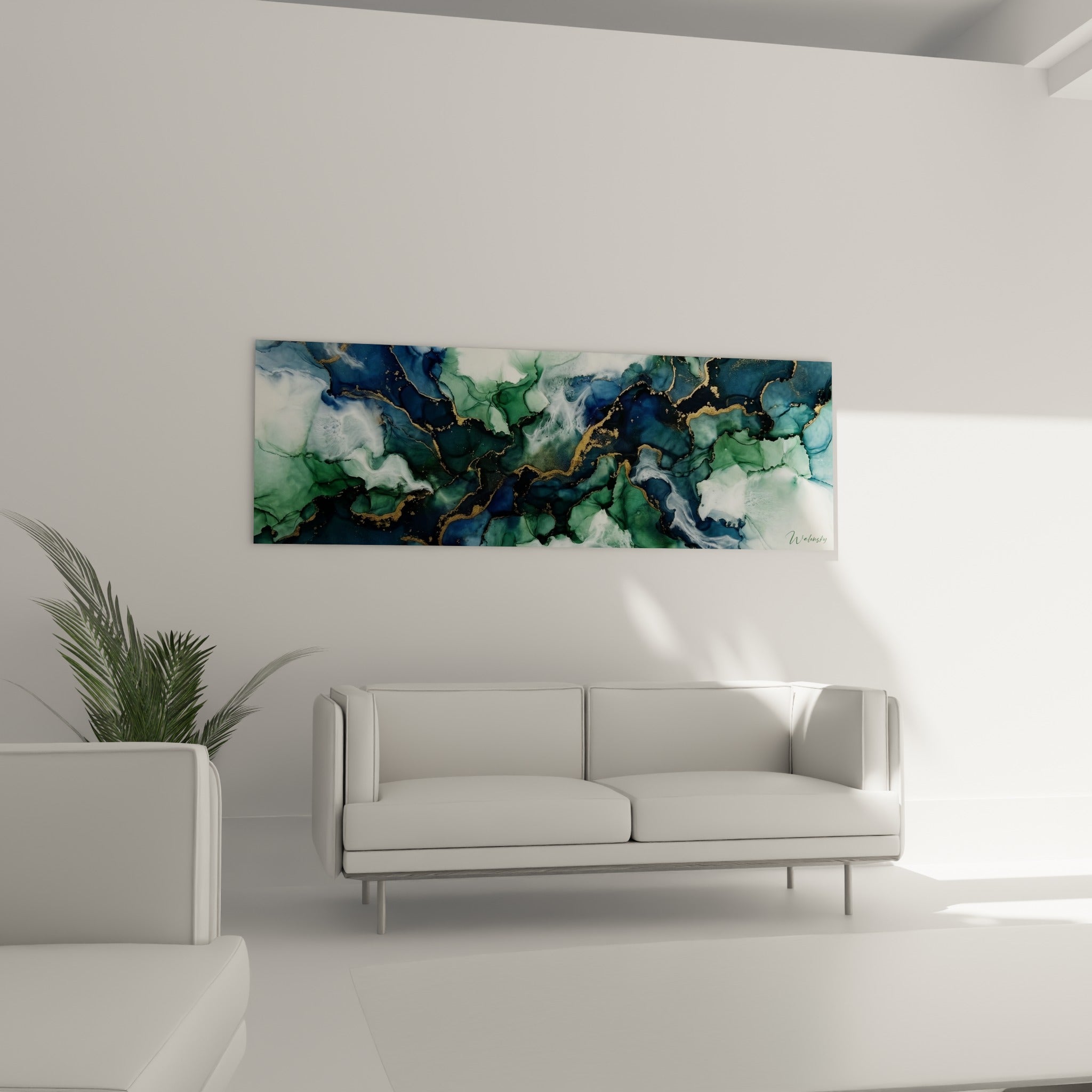 Vagues abstraites bleu nuit et vert émeraude striées d'or, abstrait moderne au-dessus d'un canapé dans un salon lumineux