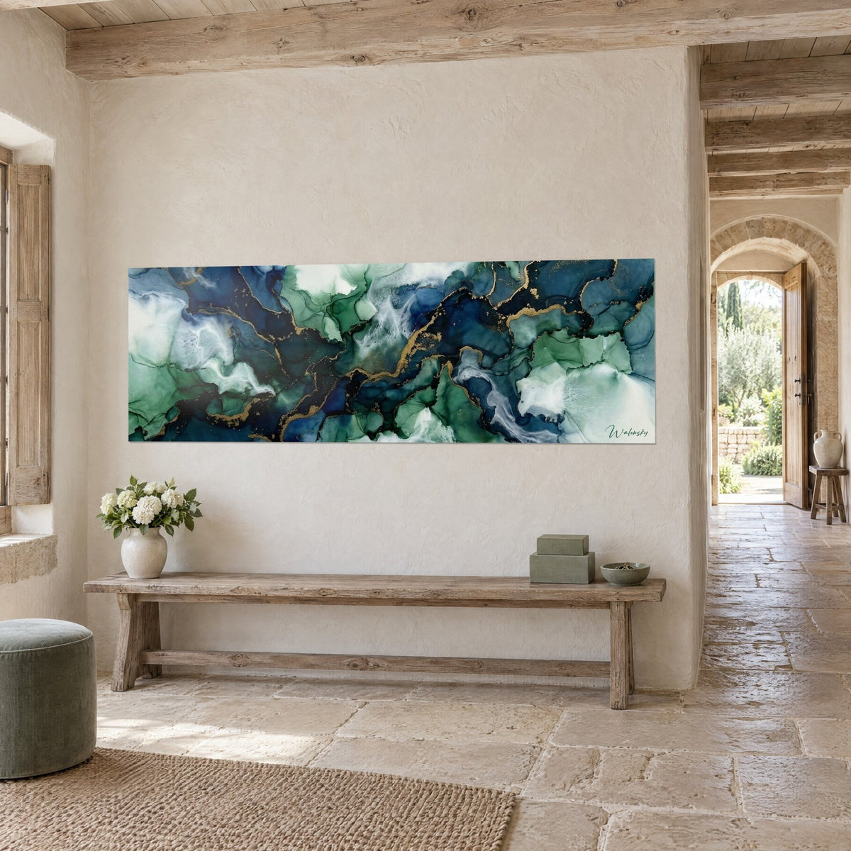 Tableau panoramique d'ondulations indigo et vert sauge cernées de filets dorés, mur de pierre claire, banc en bois