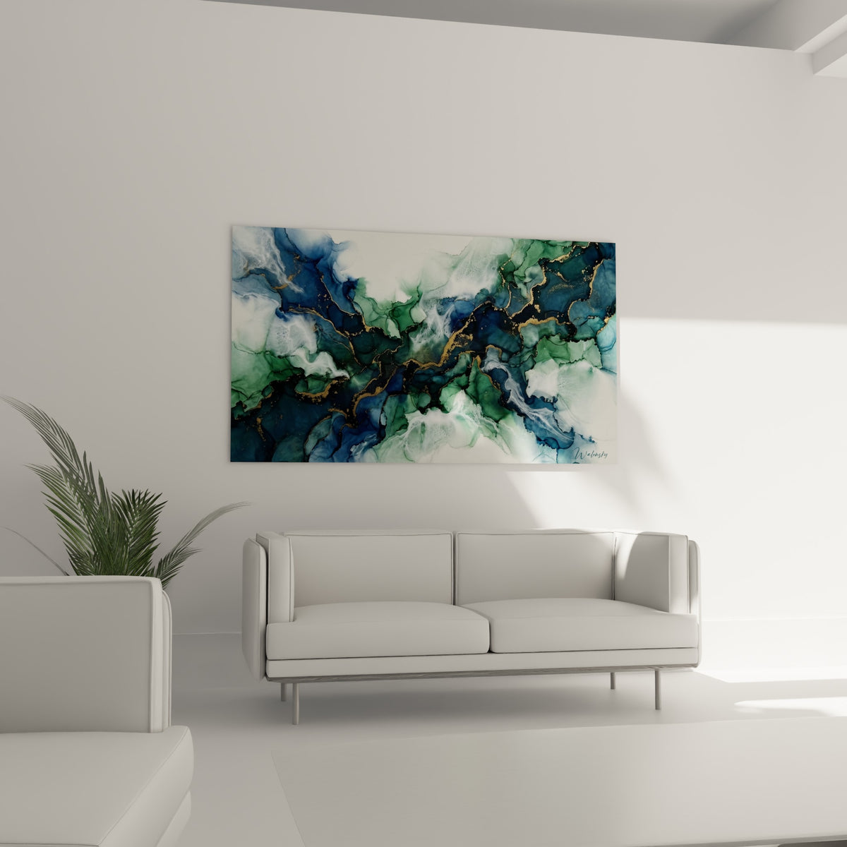 Composition marbrée bleu profond et vert sauge de ce tableau abstrait moderne au-dessus d'un canapé dans un salon lumineux