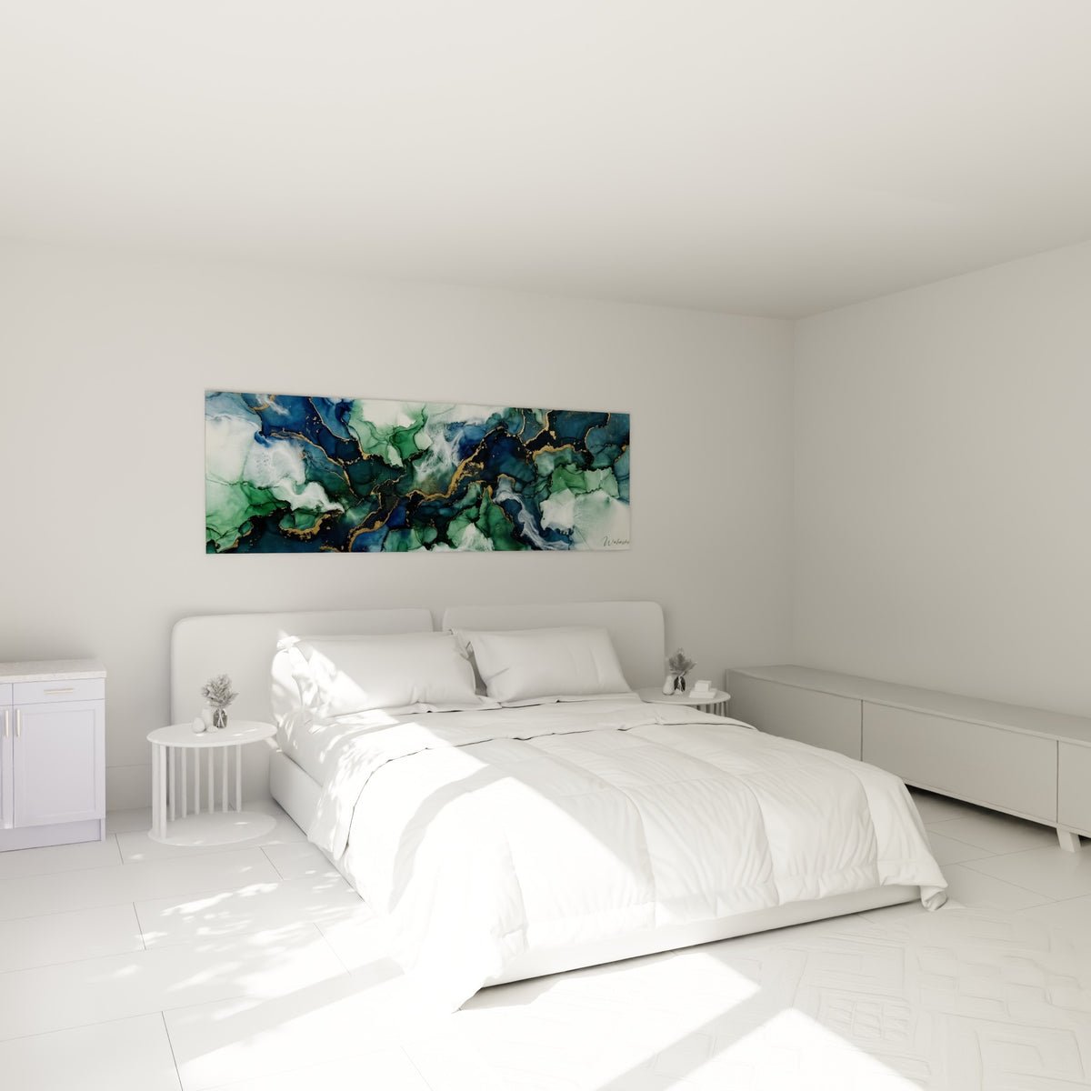 Mouvements bleu marine et vert émeraude aux reflets dorés, abstrait moderne au-dessus d'un lit dans une chambre claire