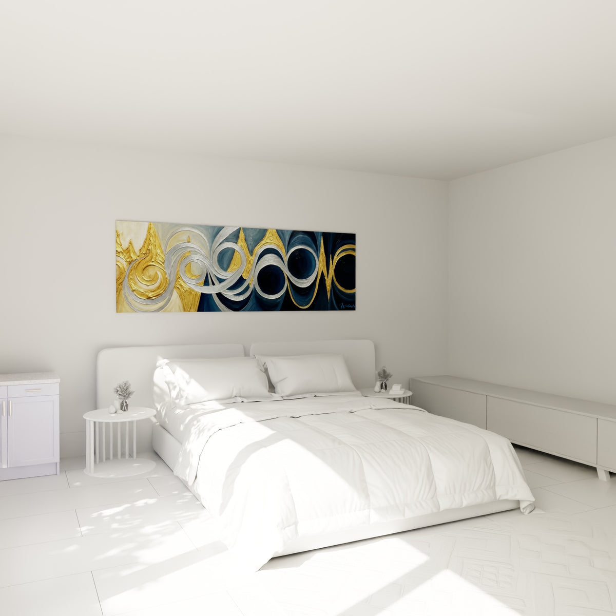Spirales argentées et dorées sur fond bleu marine, tableau abstrait moderne au-dessus d'un lit dans une chambre claire.