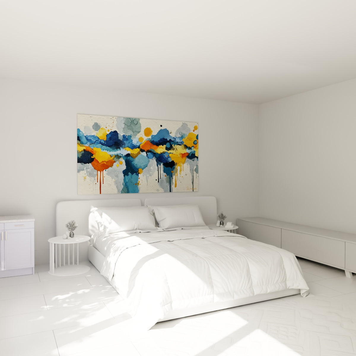 Nuages bleu pétrole et éclats orange brûlé de ce tableau abstrait, au-dessus d'un lit dans une chambre claire