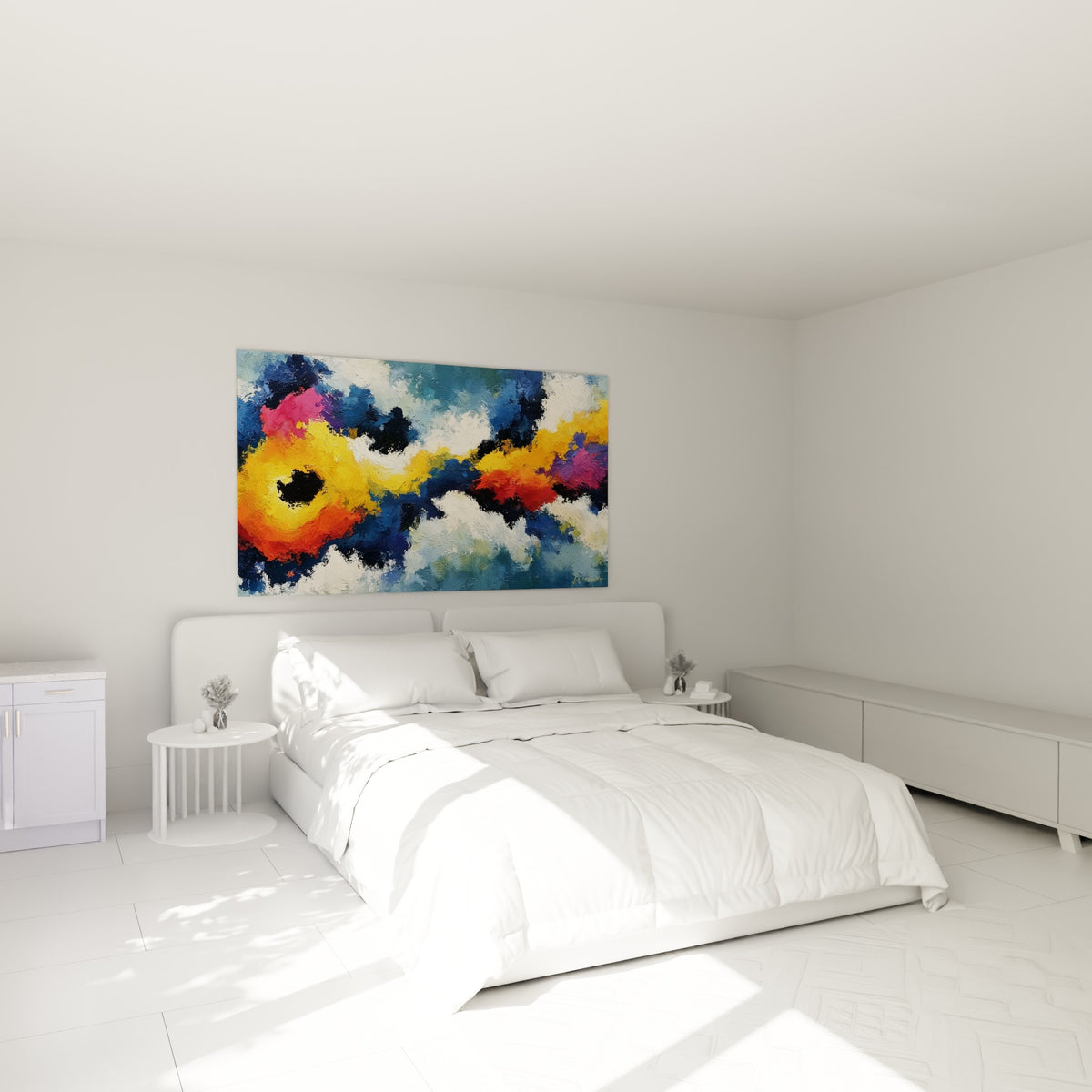 Nuages colorés bleu et doré au centre de la toile, accrochés au-dessus d'un lit dans une chambre claire