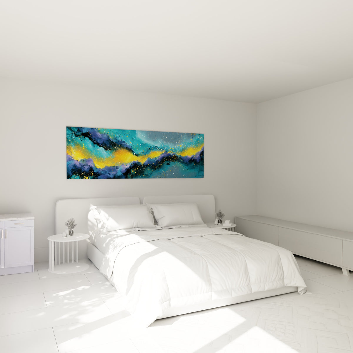 Nuée bleue et dorée aux coulures fluides, accrochée au-dessus d'un lit dans une chambre claire