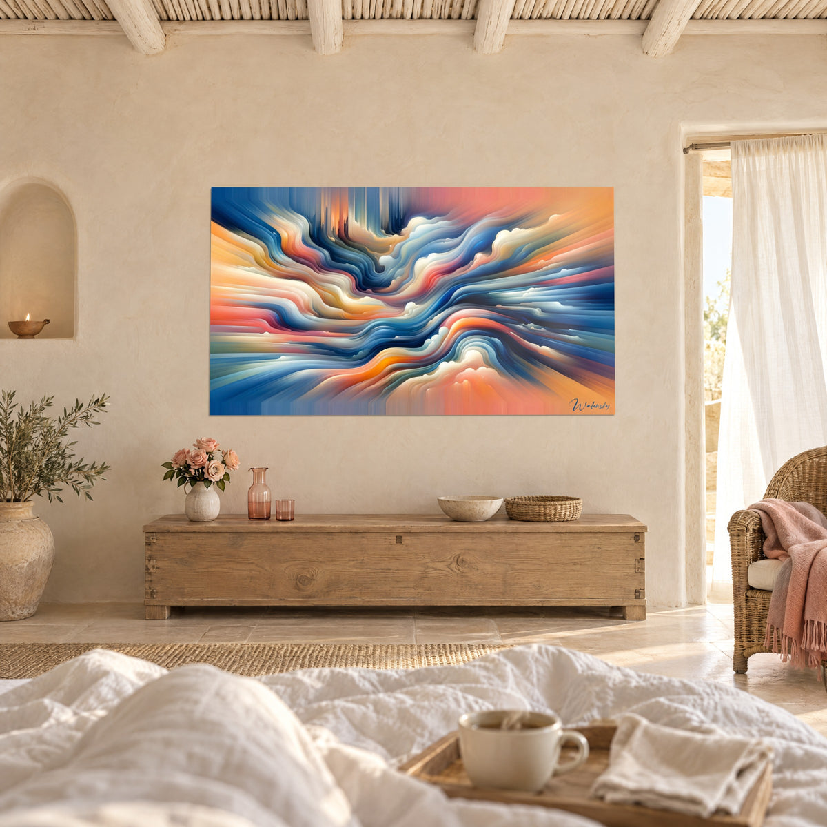 Cuadro de composición abstracta con cintas onduladas en rosa salmón y azul marino, colgado sobre una cama en un dormitorio claro