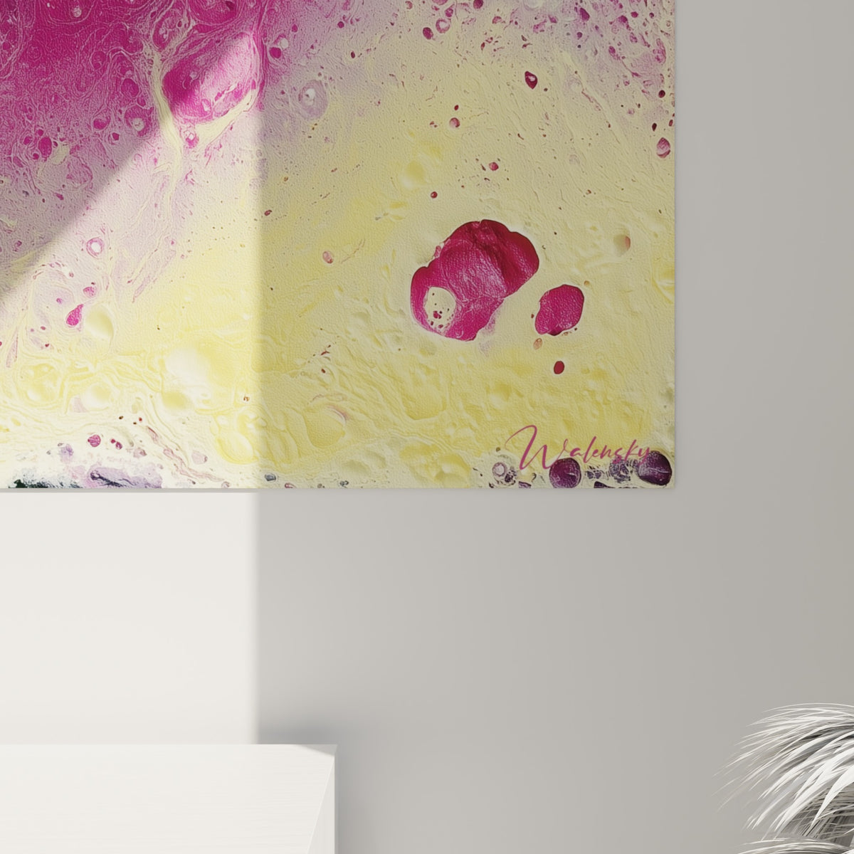 Grain de peinture visible entre magenta profond et jaune pâle, alvéoles sombres et coulures figées sur la toile