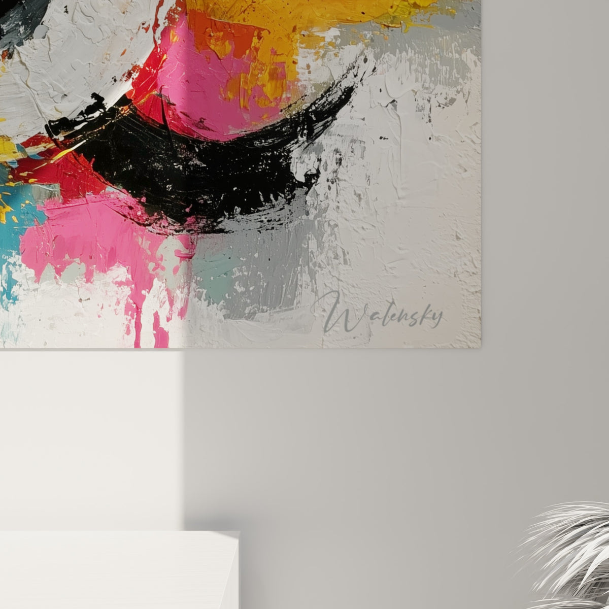 Empâtements épais et coulures anthracite entre les tons rose fuchsia et jaune moutarde de la toile
