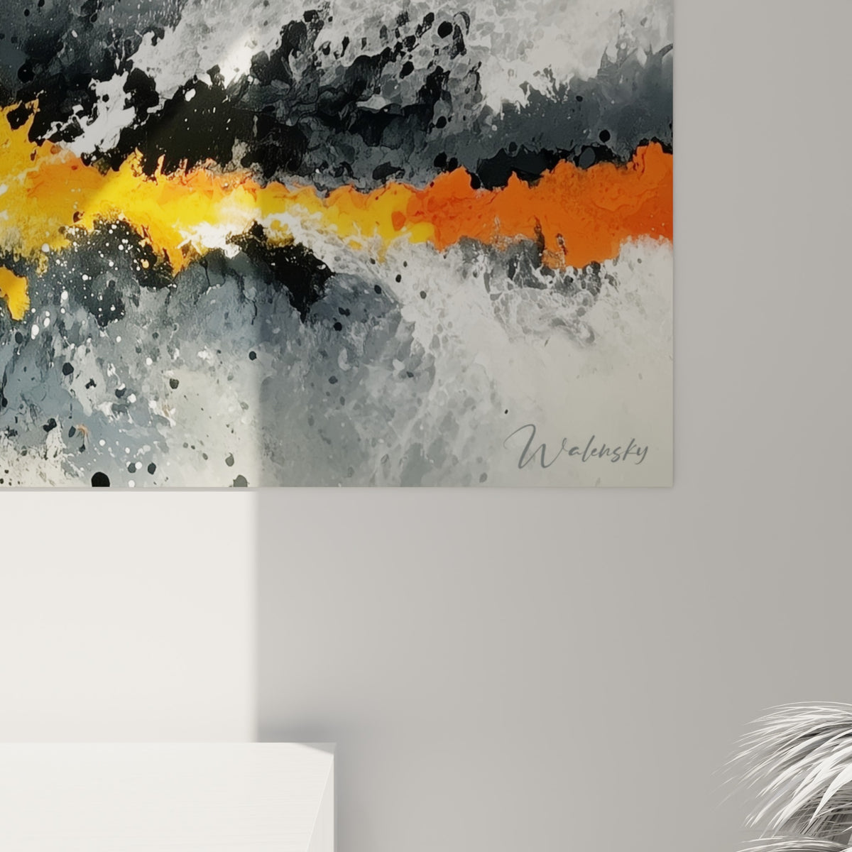Empâtements orange vif et coulures blanches se mêlent aux éclats noirs et gris sur la matière de la toile
