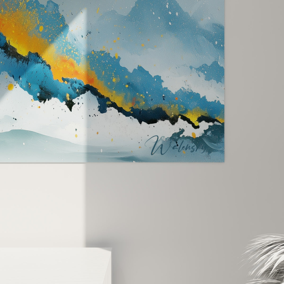 Empâtements bleu marine et éclaboussures dorées se fondant dans une brume orangée sur la toile
