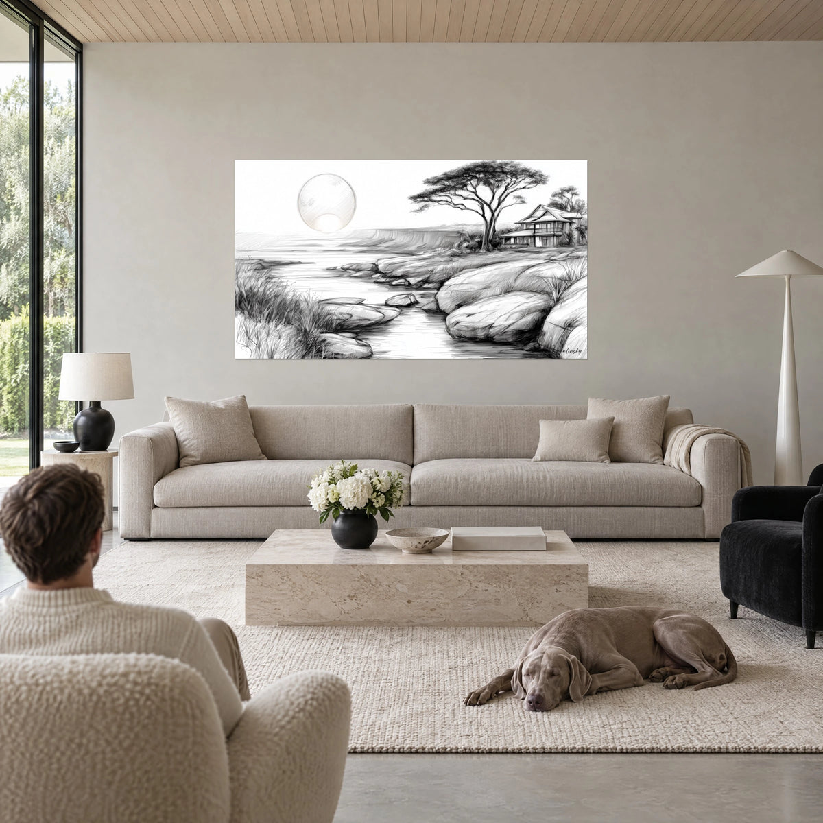 Gemälde einsamer Akazienbaum in Bleistiftzeichnung, großer blasser Mond, graue Felsen und Bach, über einem Sofa in einem hellen Wohnzimmer