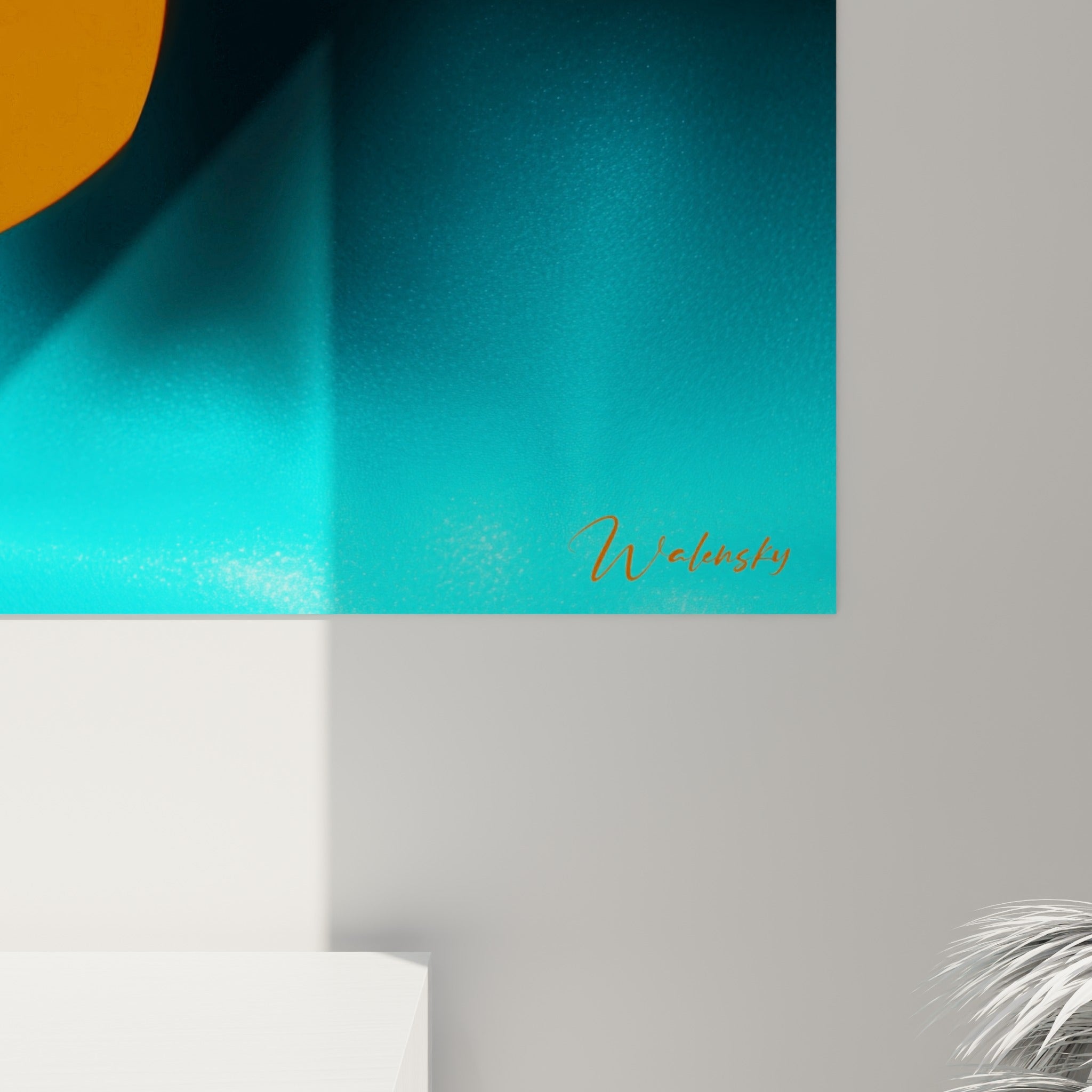 Détail des verres orange translucides et de la peau turquoise lisse, matière brillante et contrastée