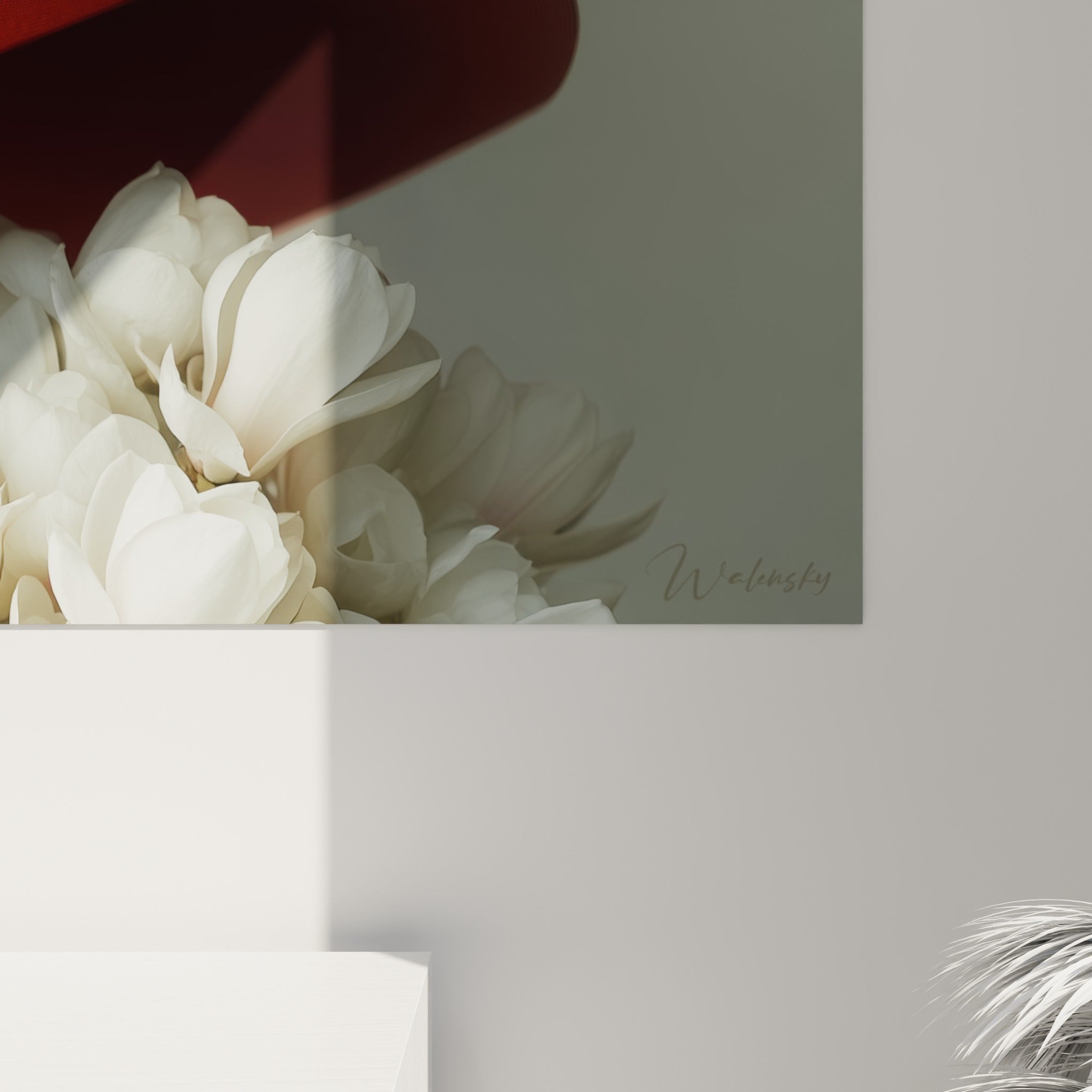 Détail du bord du chapeau rouge et des pétales blancs, texture satinée et coulures fines visibles