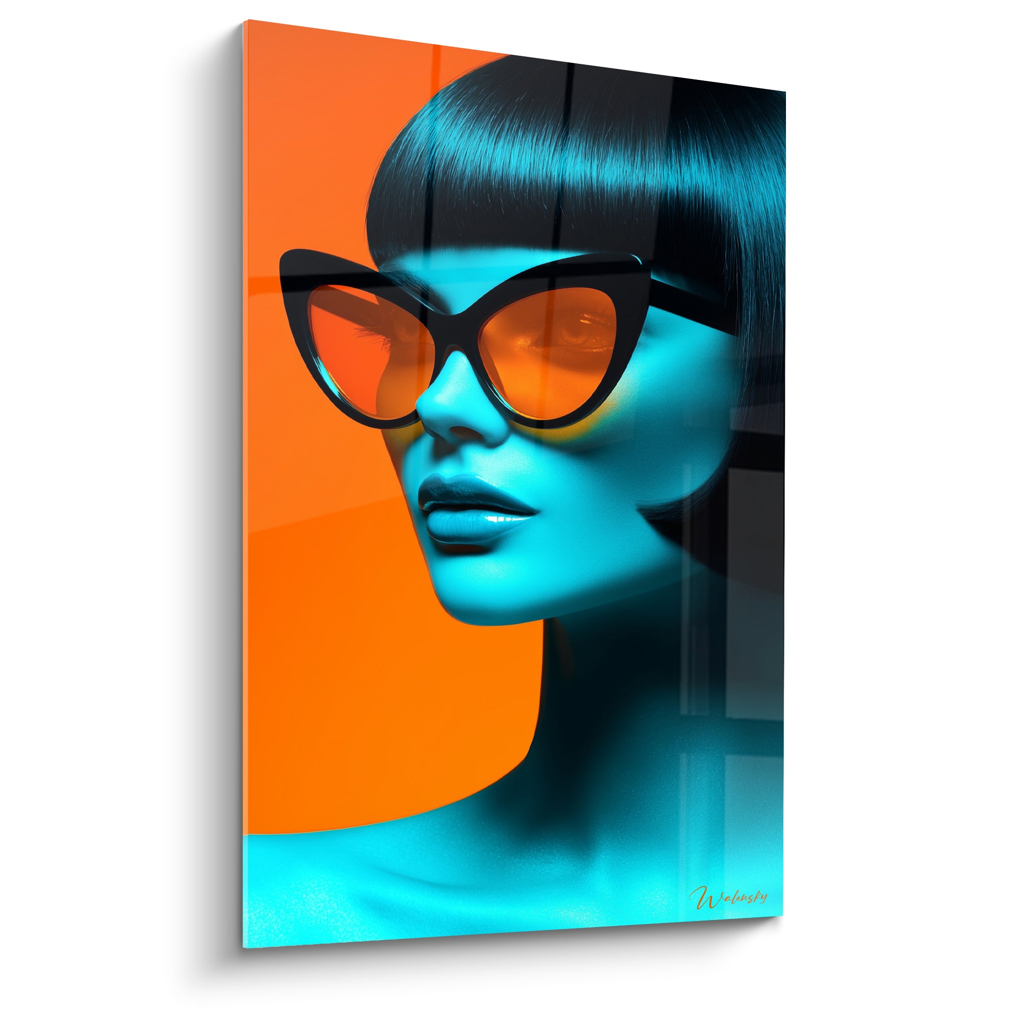 Visage turquoise aux lunettes papillon orange, fond orange vif, coiffure noire lisse et brillante