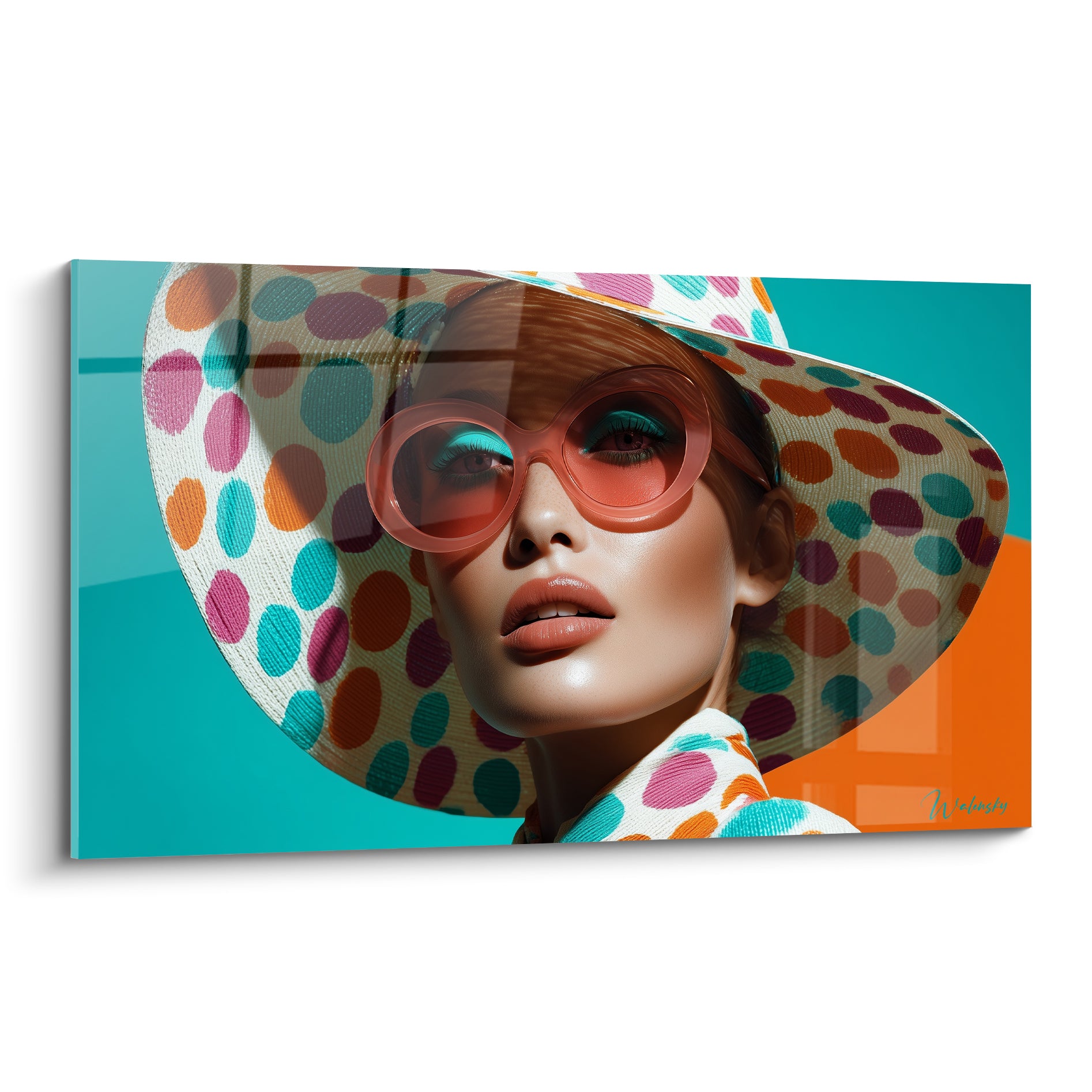 Portrait féminin au chapeau turquoise et orange à pois multicolores, lunettes roses translucides
