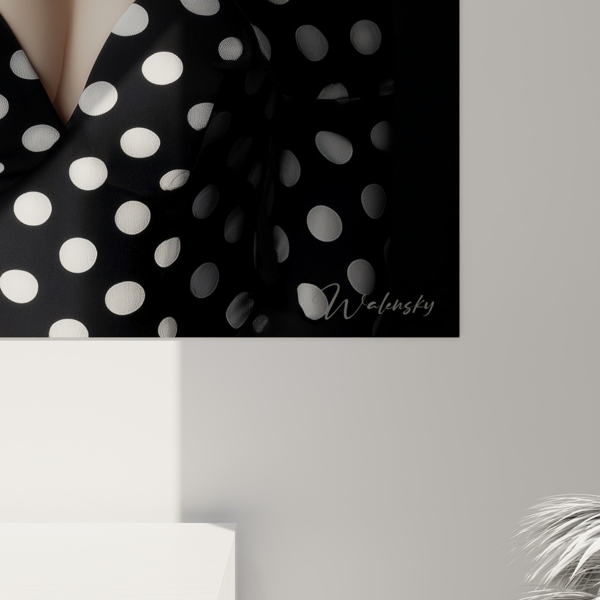 Détail du chapeau à pois texturé, plis blancs et noirs, grain de l'impression et rouge intense des lèvres visibles de près