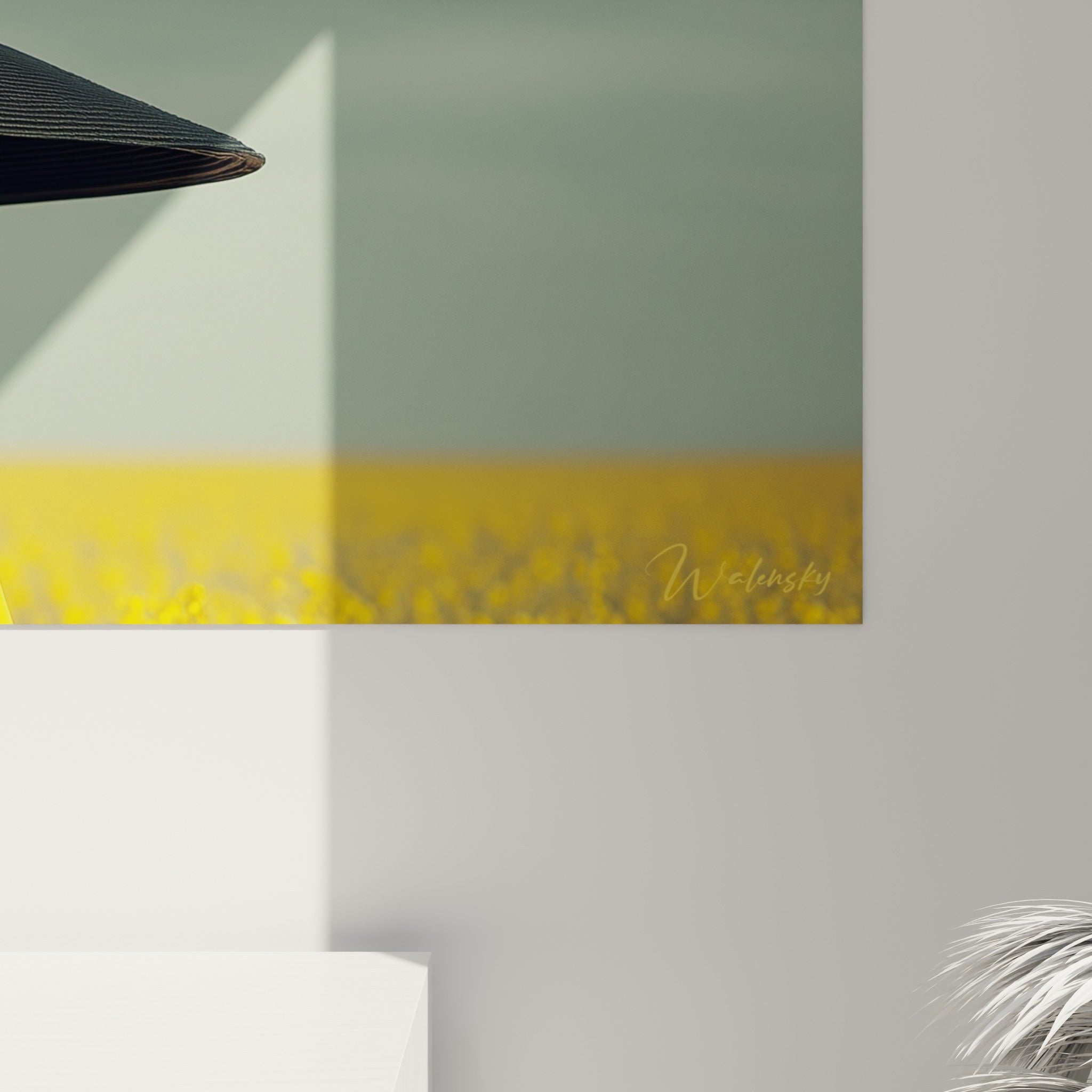 Détail du chapeau noir texturé et du col jaune vif révélant le grain fin de l'impression