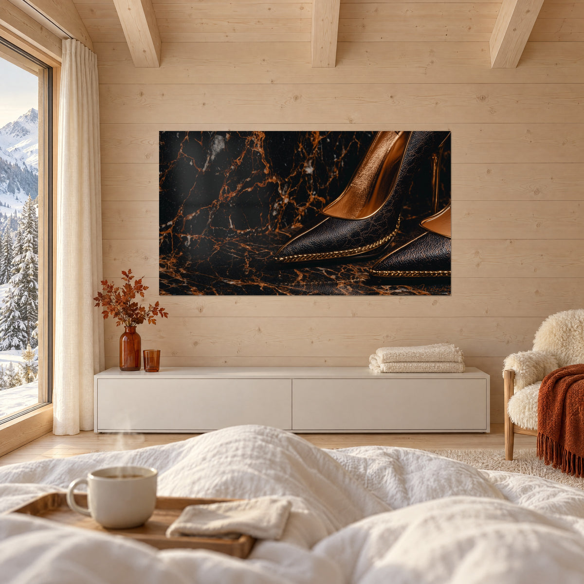 Schilderij met hakschoenen van gegrreed zwart leer met koperkleurig binnenwerk op donker marmer, een persoon van achteren boven een bed in een lichte slaapkamer