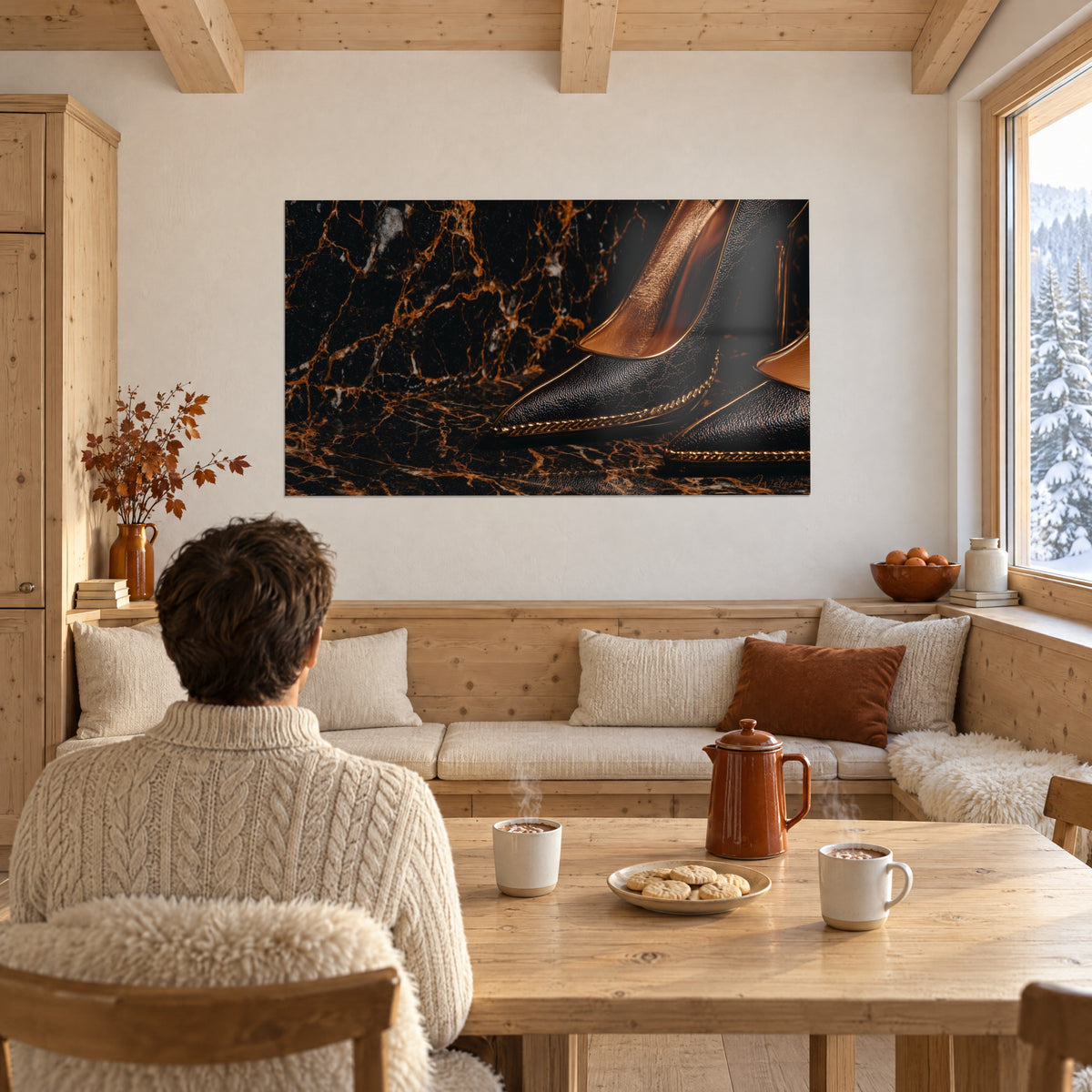 Schilderij met een paar zwarte stilettos omzoomd door een gouden ketting op koperkleurig geaderd marmer, een man van achteren aan tafel in een houten chaletwoonkamer