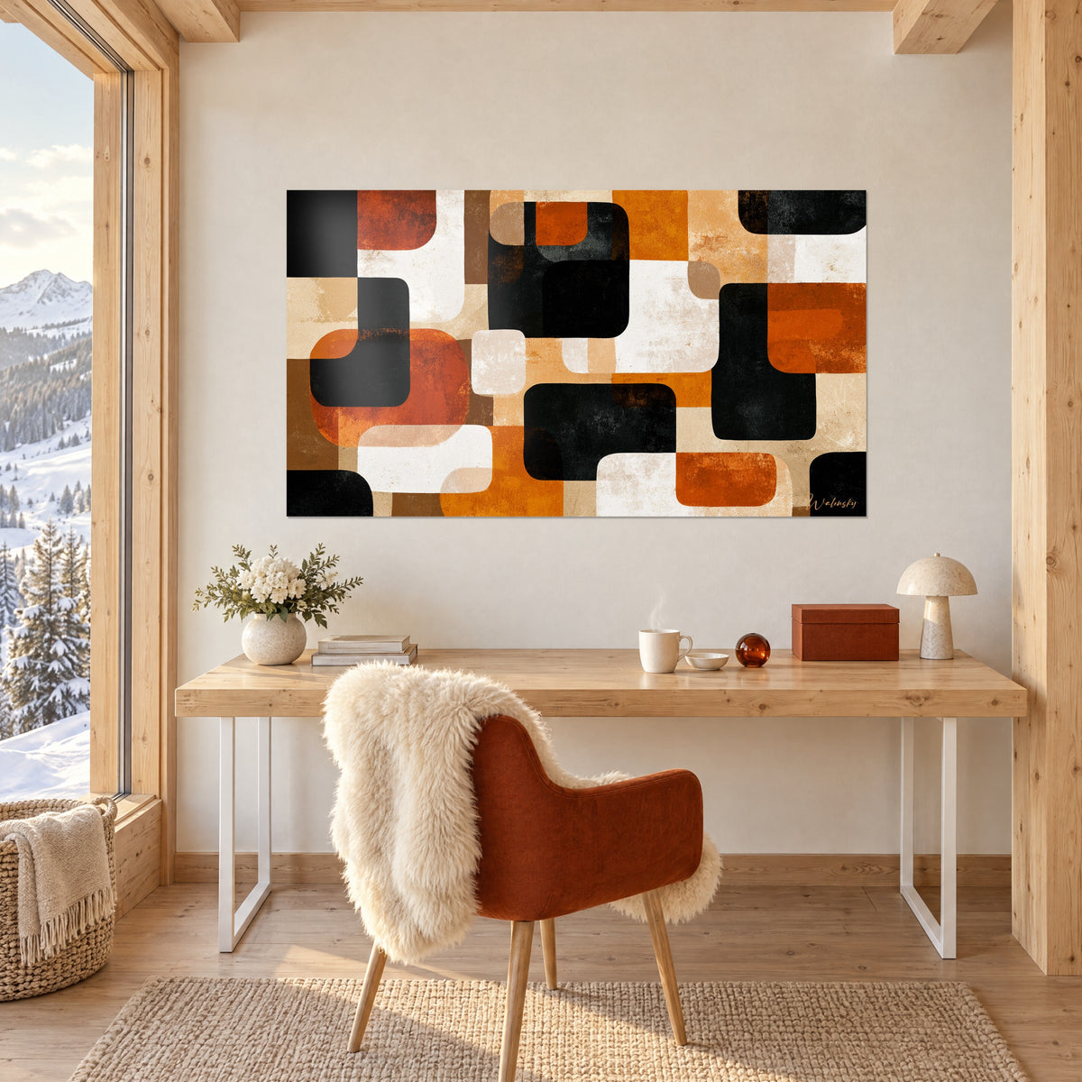Tableau art africain abstrait en blocs arrondis noirs, orange safran et sable, face à un bureau en bois et chaise rousse