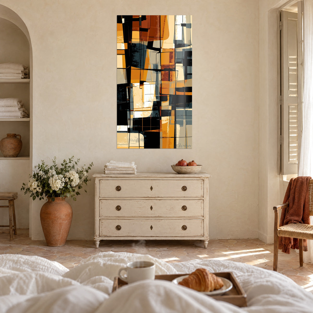 Tableau mosaïque de volumes rouille et noir charbon, cadre vertical, au-dessus d'un lit dans une chambre claire