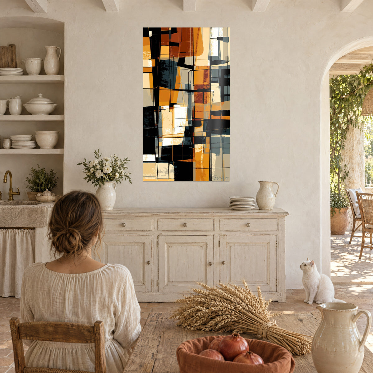 Tableau art abstrait de façades stylisées, jaune safran et noir profond, femme de dos et chat blanc dans un mas