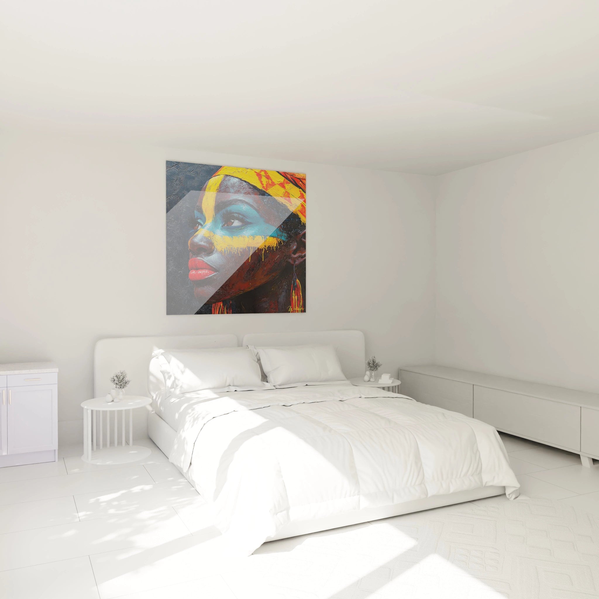Tableau africain mural Walensky représentant un portrait coloré d'une femme sur fond gris dans une chambre moderne