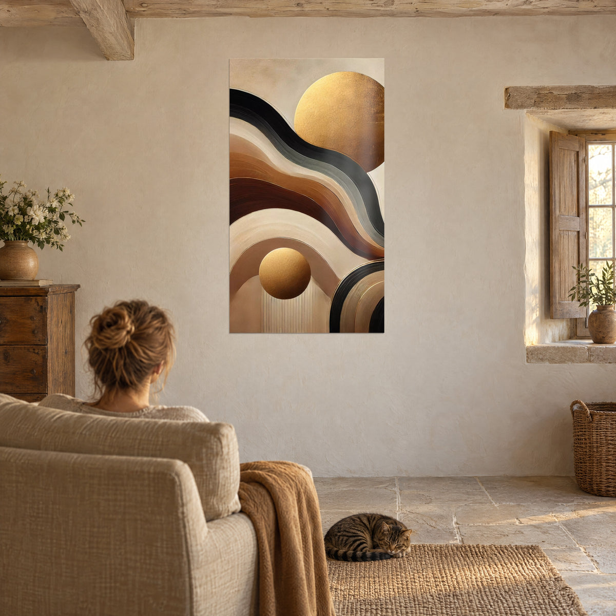 Schilderij met gebogen lijnen in ebbenhout en zand, gedomineerd door een gouden hemellichaam, vrouw van achteren in een fauteuil, getijgerde kat, stenen muren