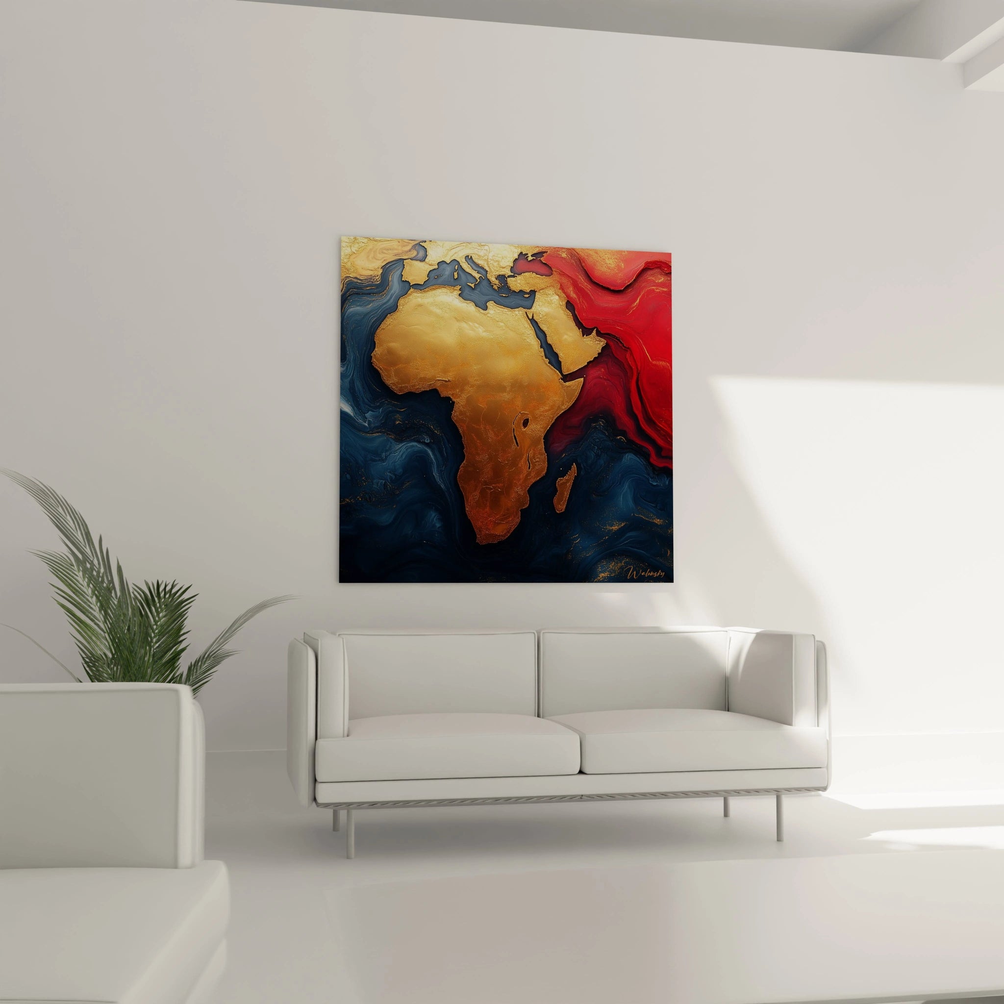 Tableau africain mural coloré avec carte de l'Afrique en or et arrière-plan bleu et rouge dans un salon moderne