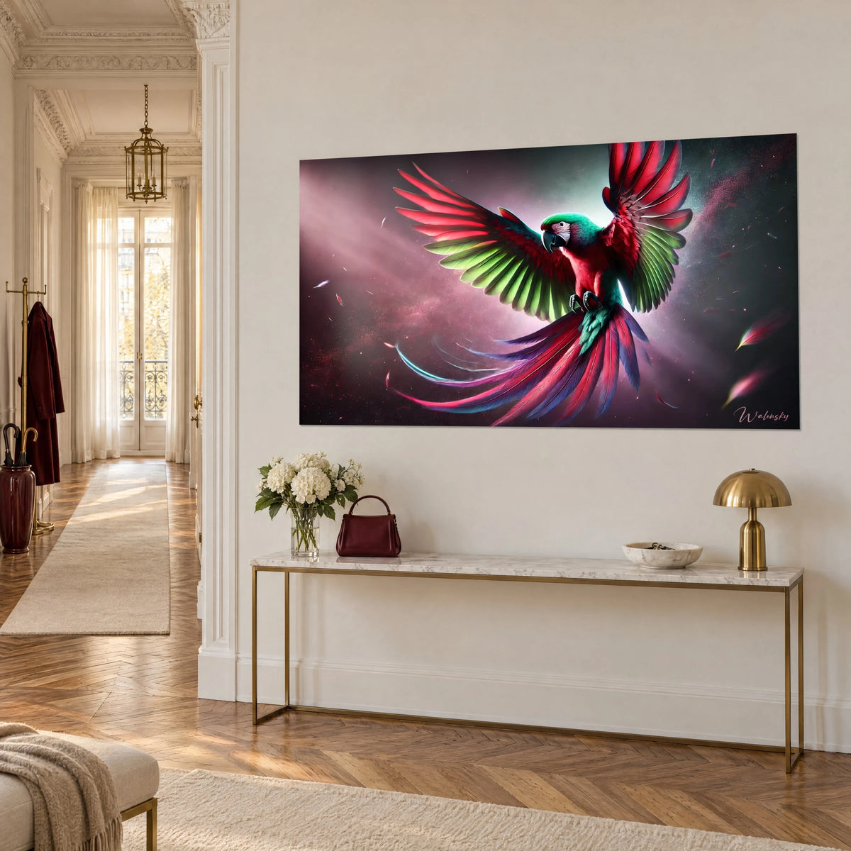 Cuadro guacamayo carmesí y esmeralda en pleno vuelo, plumas de cola púrpuras, encima de una consola dorada de estilo haussmanniano