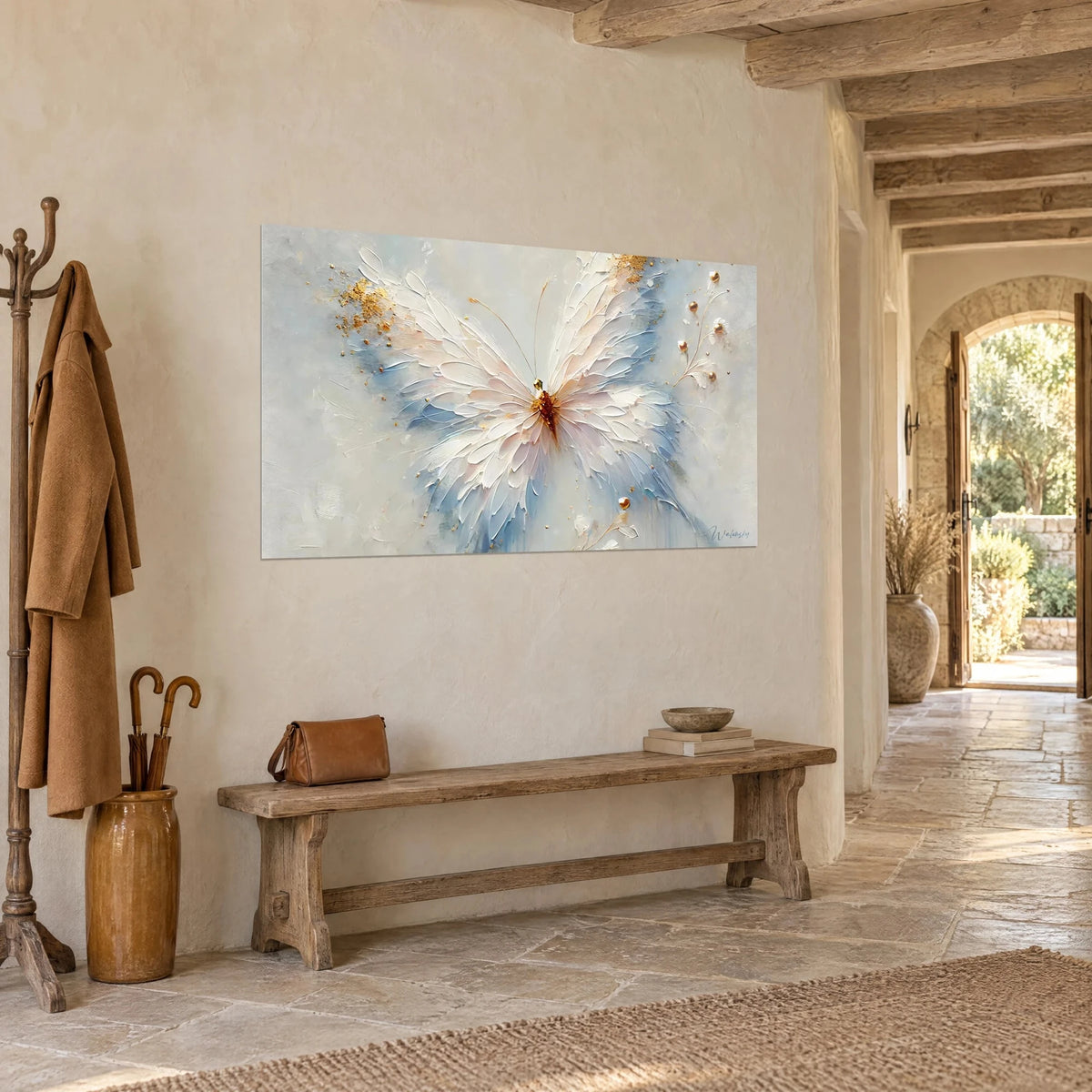Gemälde Schmetterling in Reliefoptik mit cremefarbenem und puderblauem Ton, goldene Perlen auf Stängeln, Steinwand und Holzbank