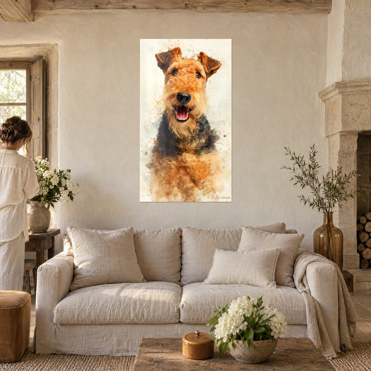 Πίνακας Airedale terrier με ροζ γλώσσα, σγουρό καστανοκόκκινο και μαύρο τρίχωμα σε κρεμ φόντο, πάνω από καναπέ σε φωτεινό σαλόνι