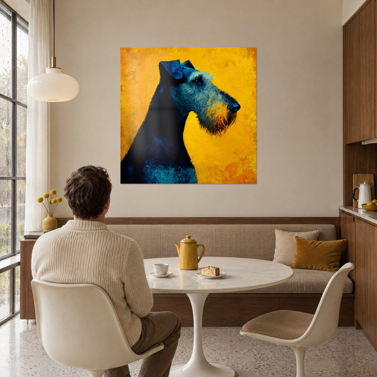 Cuadro perro de raza de mirada atenta, reflejos turquesa y fondo dorado pintado con espátula, frente a una mesa redonda blanca