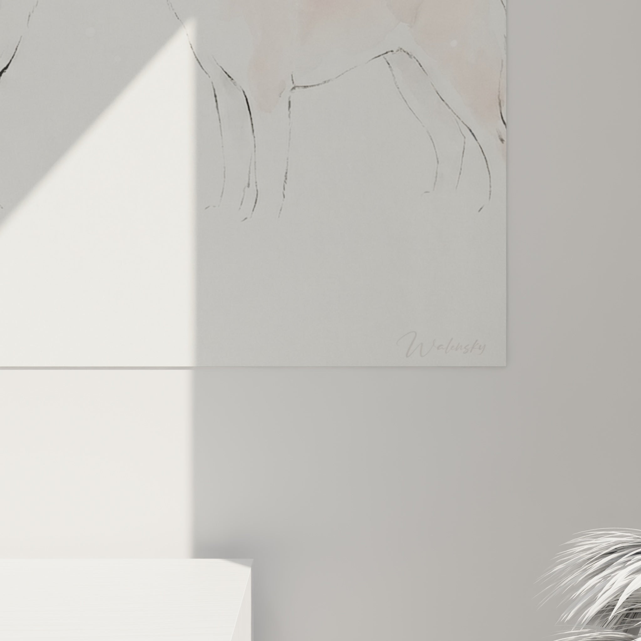 Empâtements d'aquarelle rose poudré et gris perle se fondant sur le pelage des Akita Inu accrochés au mur
