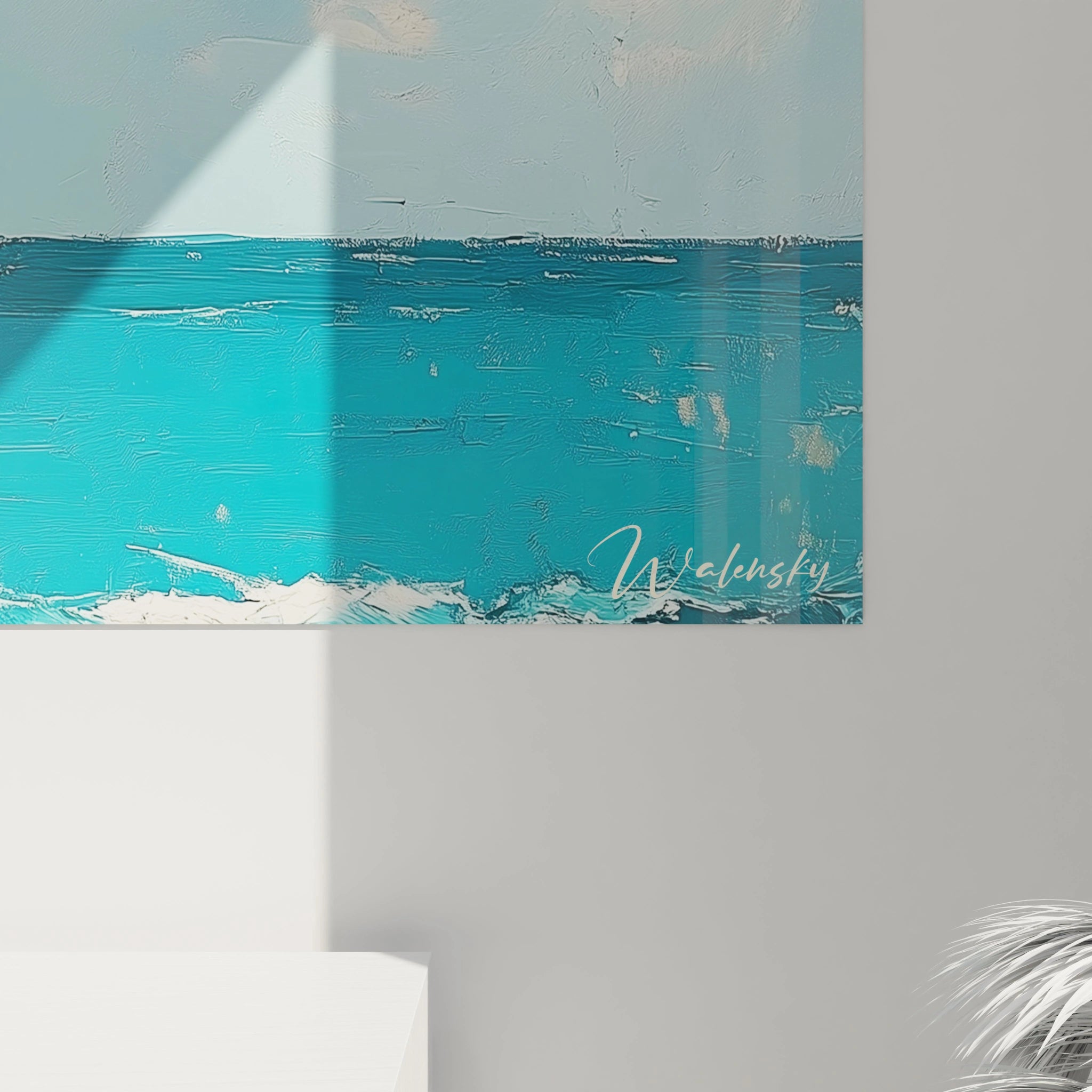 Un tableau artistique abstrait capturant un albatros statique sur une borne maritime délavée aux couleurs orange et blanche, liée par une corde épaisse, surplombant une mer bleue tranquille sous un ciel lumineux.