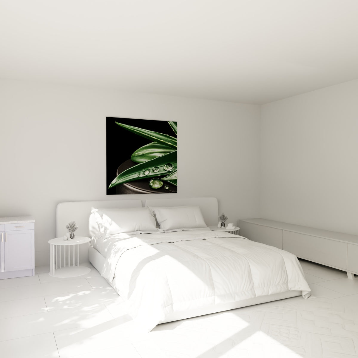 Aloe vera aux teintes vertes et gouttes cristallines, accroché au-dessus d'un lit dans une chambre claire