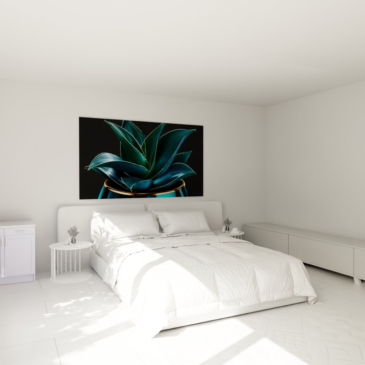 Aloe vera bleu marine et doré, feuilles satinées, accroché au-dessus d'un lit dans une chambre claire