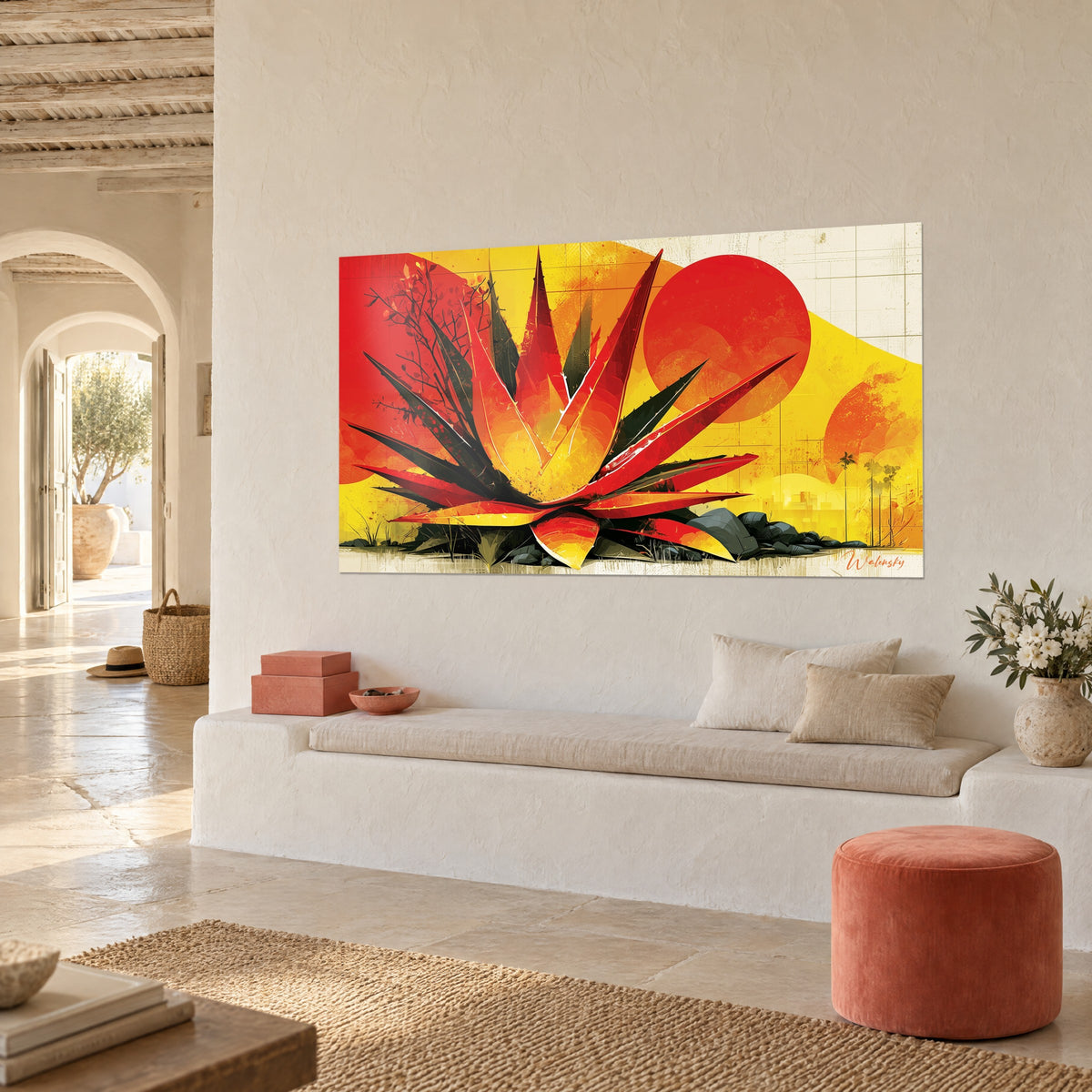Tableau agave stylisé en éventail de lames écarlates et jaune moutarde, disque rouge derrière, mur blanc et banquette en pierre