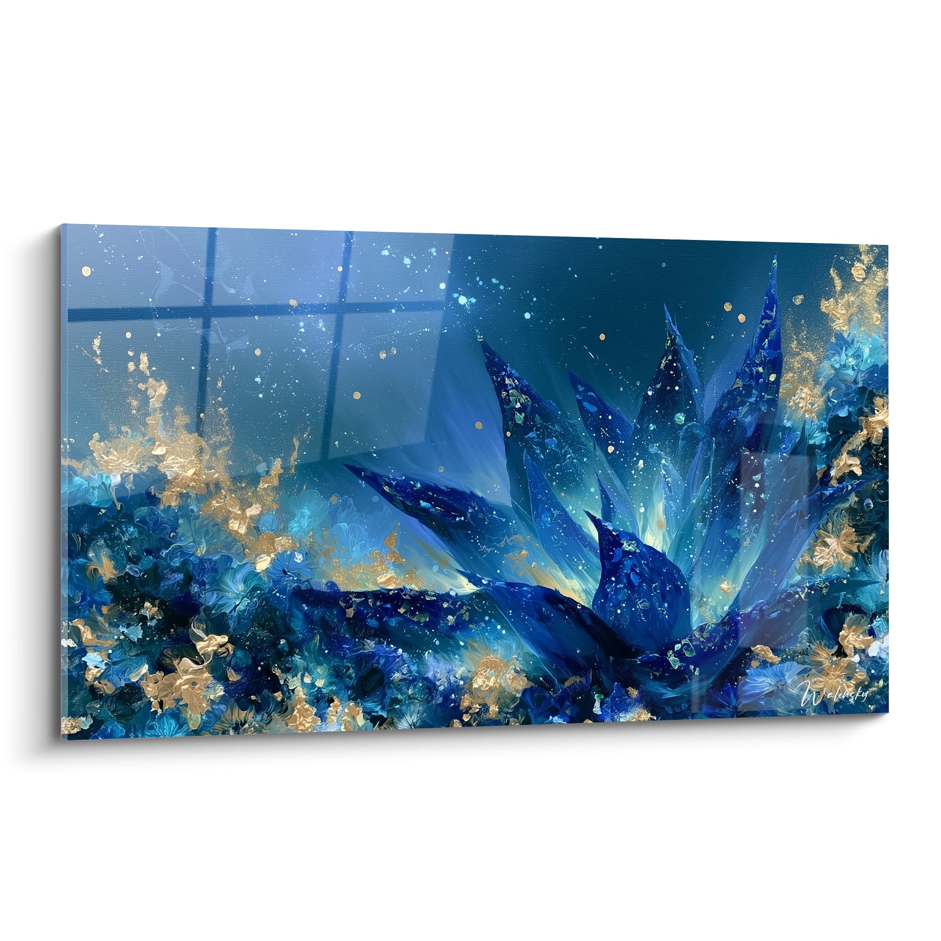 Aloe vera bleu marine aux éclats dorés, feuillage pointu sur fond bleu nuit scintillant