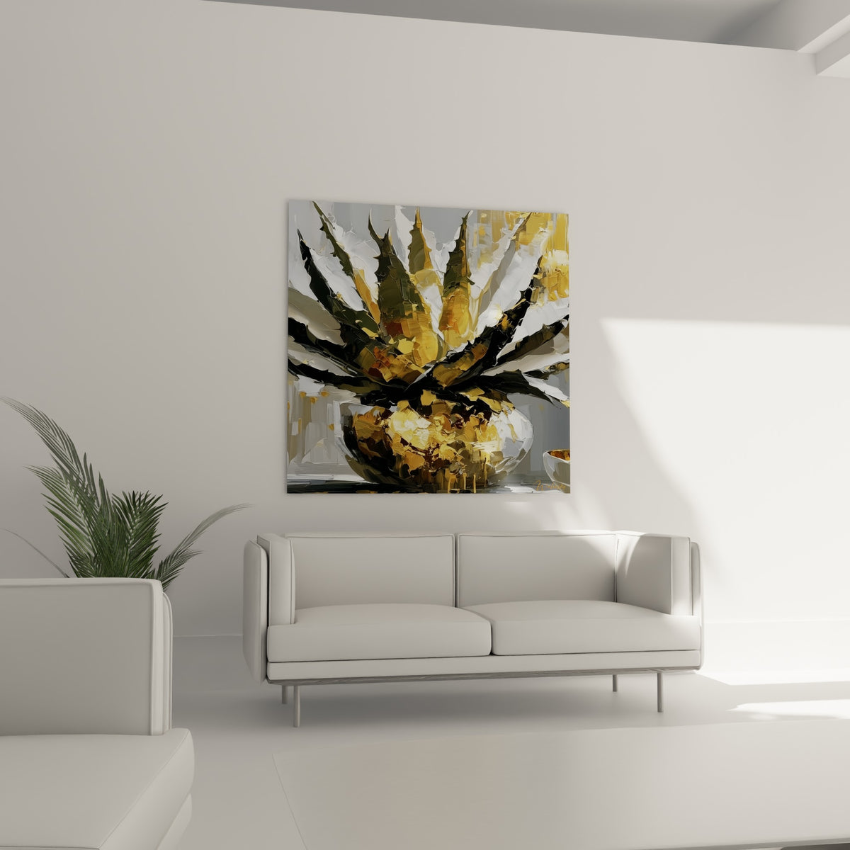 Composition dorée et grise d'un aloe vera texturé, au-dessus d'un canapé dans un salon lumineux