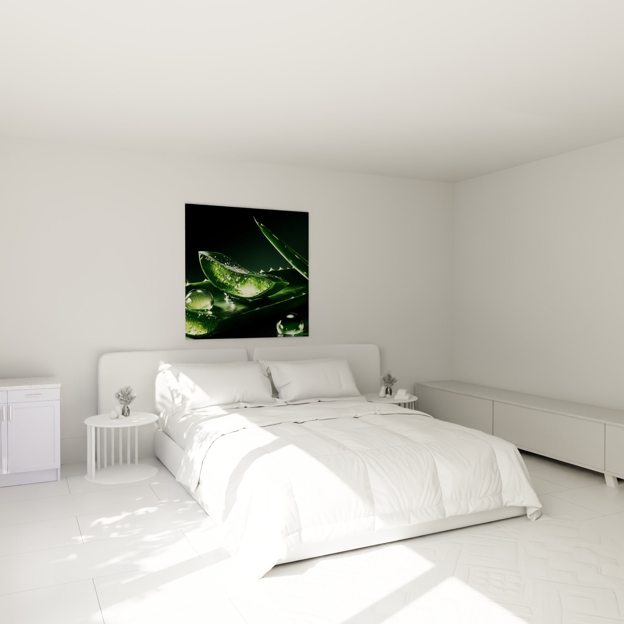 Aloe vera vert et transparent, gouttes perlées, accroché au-dessus d'un lit dans une chambre claire