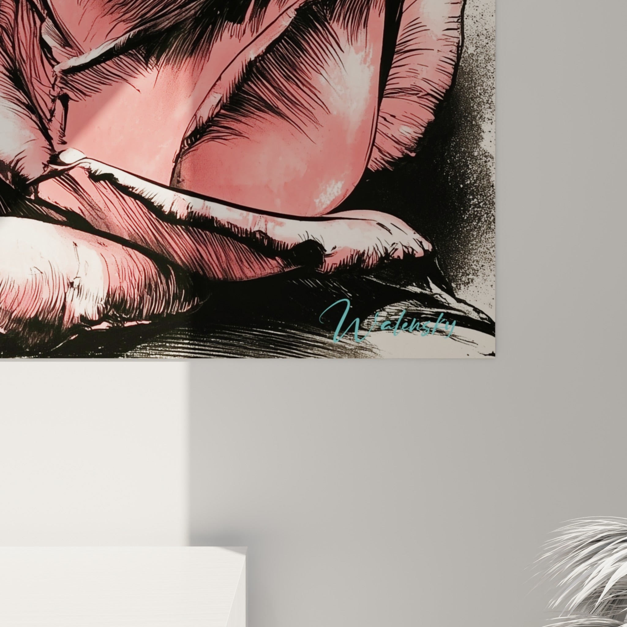 Traits noirs encrés sur les feuilles turquoise et pétales rose poudré, grain et matière de l'impression visibles