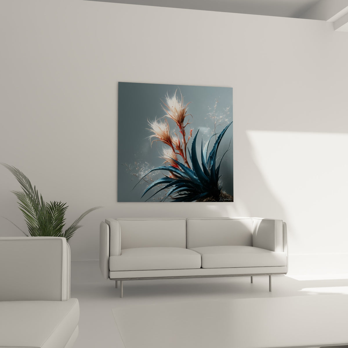 Plante aloe vera bleu nuit et fleurs corail lumineuses accrochée au-dessus d'un canapé dans un salon lumineux