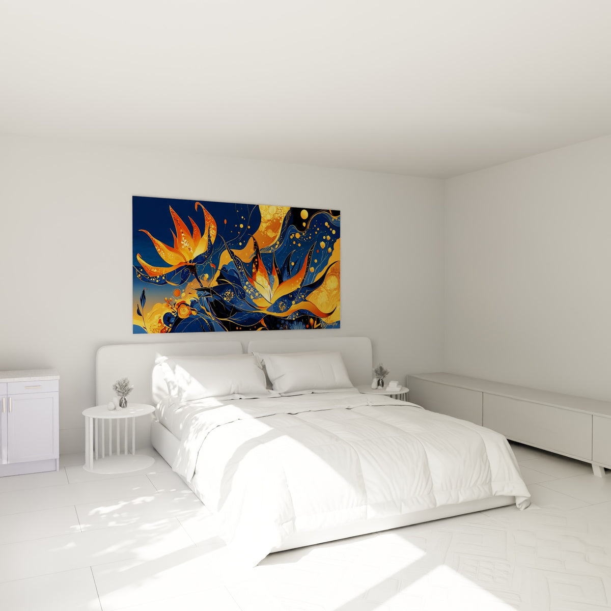 Feuilles d'aloe vera dorées et bleu nuit accrochées au-dessus d'un lit dans une chambre claire.