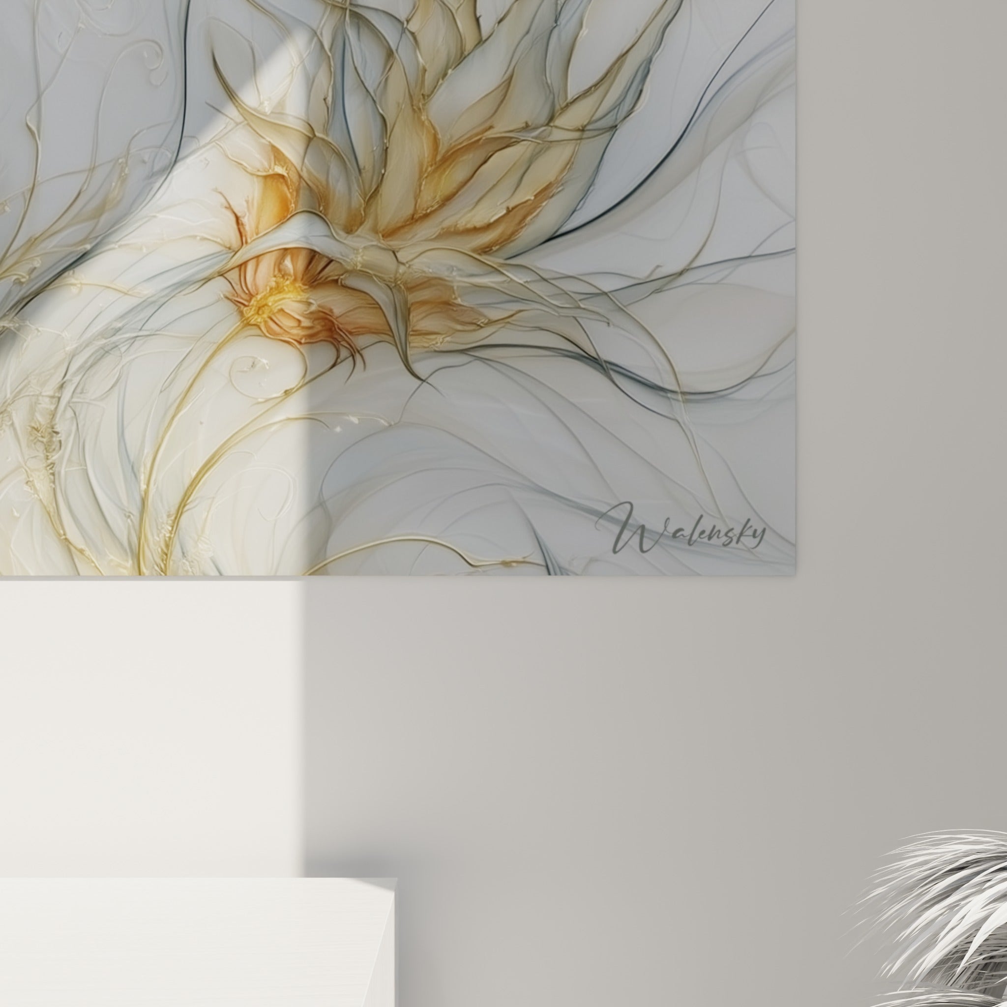 Détail des filaments dorés et gris de l'aloe vera, textures fluides et coulures ambrées visibles