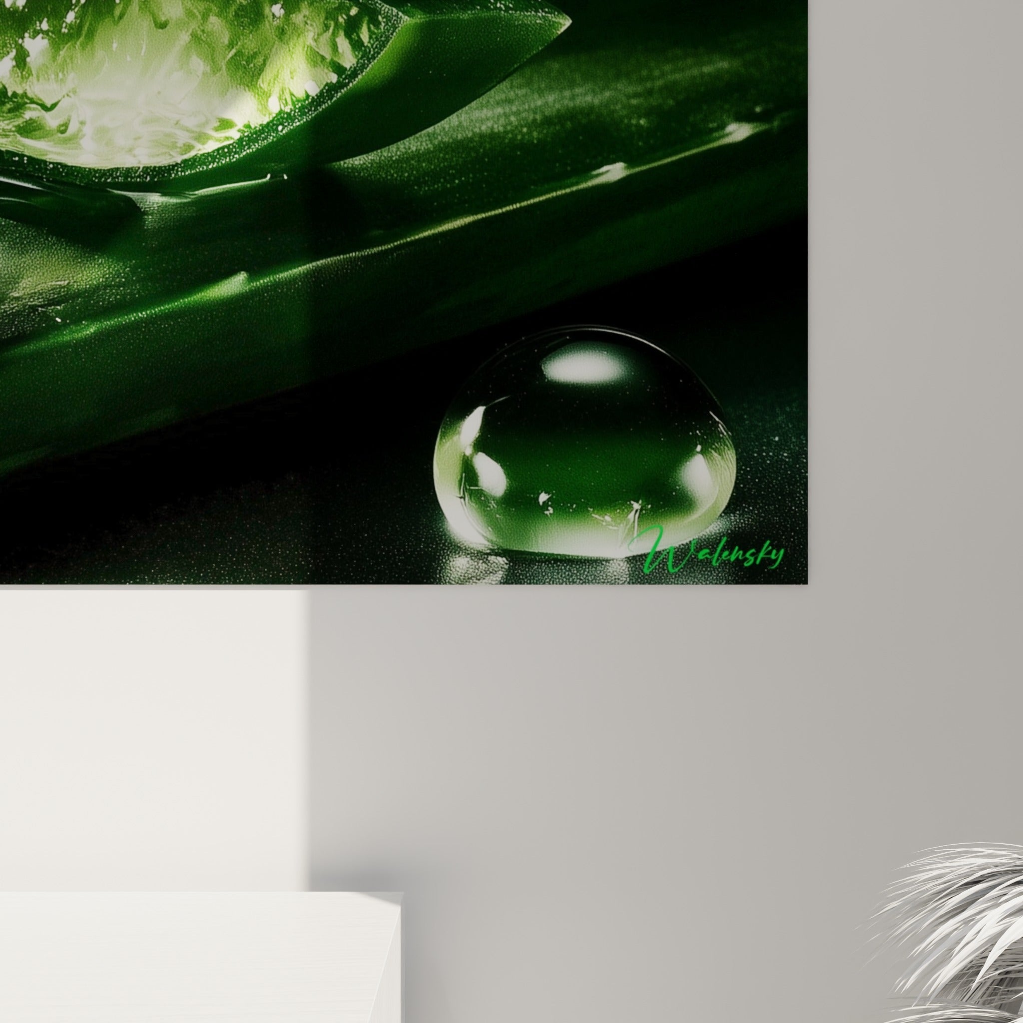 Grain de la sève d'aloe vera, gouttes translucides vert clair et reflets lumineux sur toile