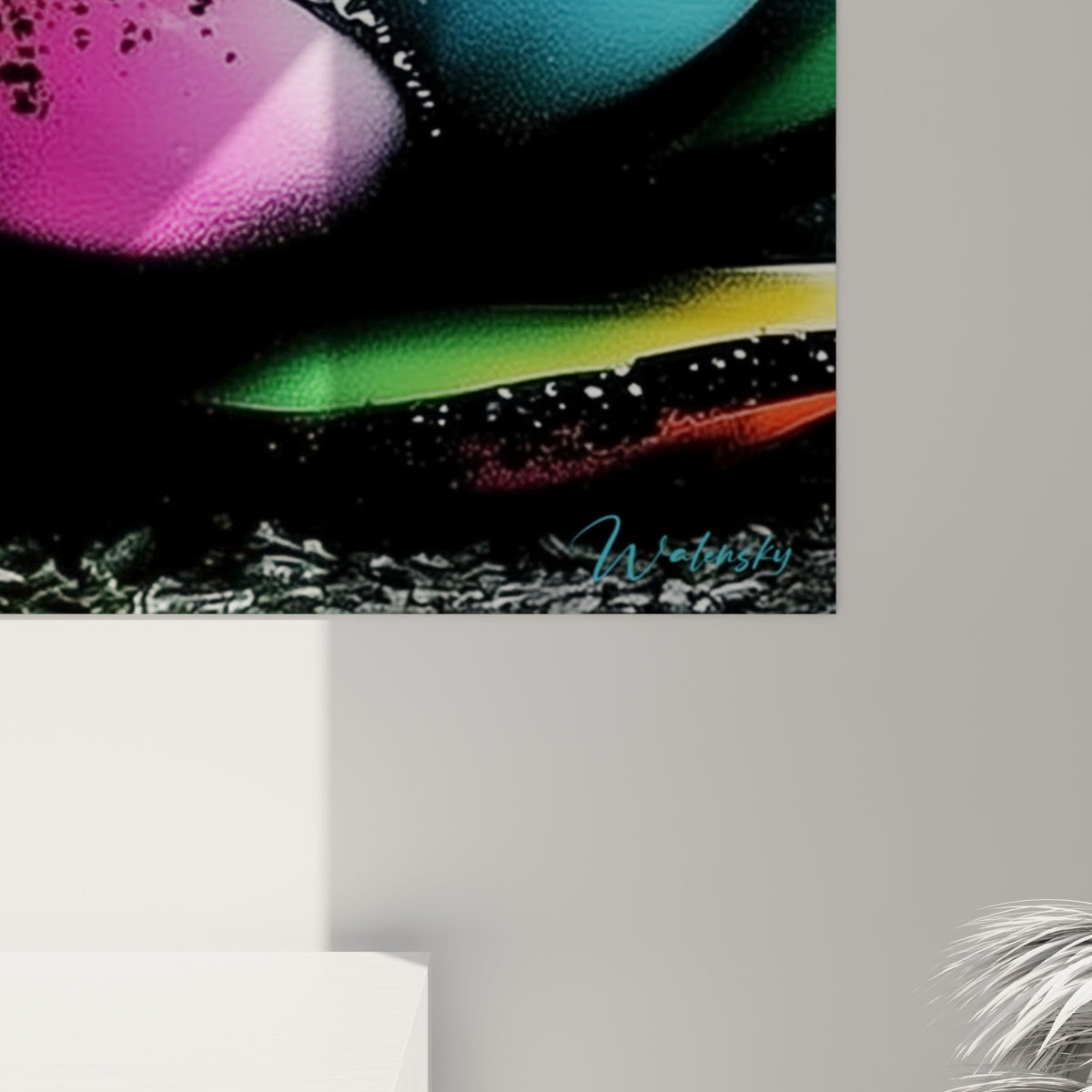 Éclaboussures noires et dégradés fuchsia sur la texture glacée de l'impression, détail des pointes de la feuille d'aloe vera