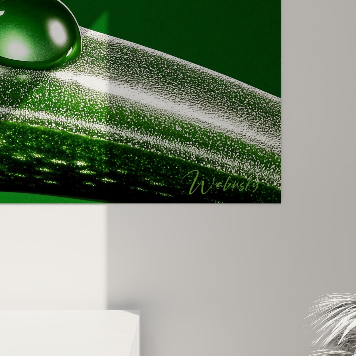 Grain de la feuille d'aloe vera vert émeraude et coulures translucides des gouttes d'eau brillantes