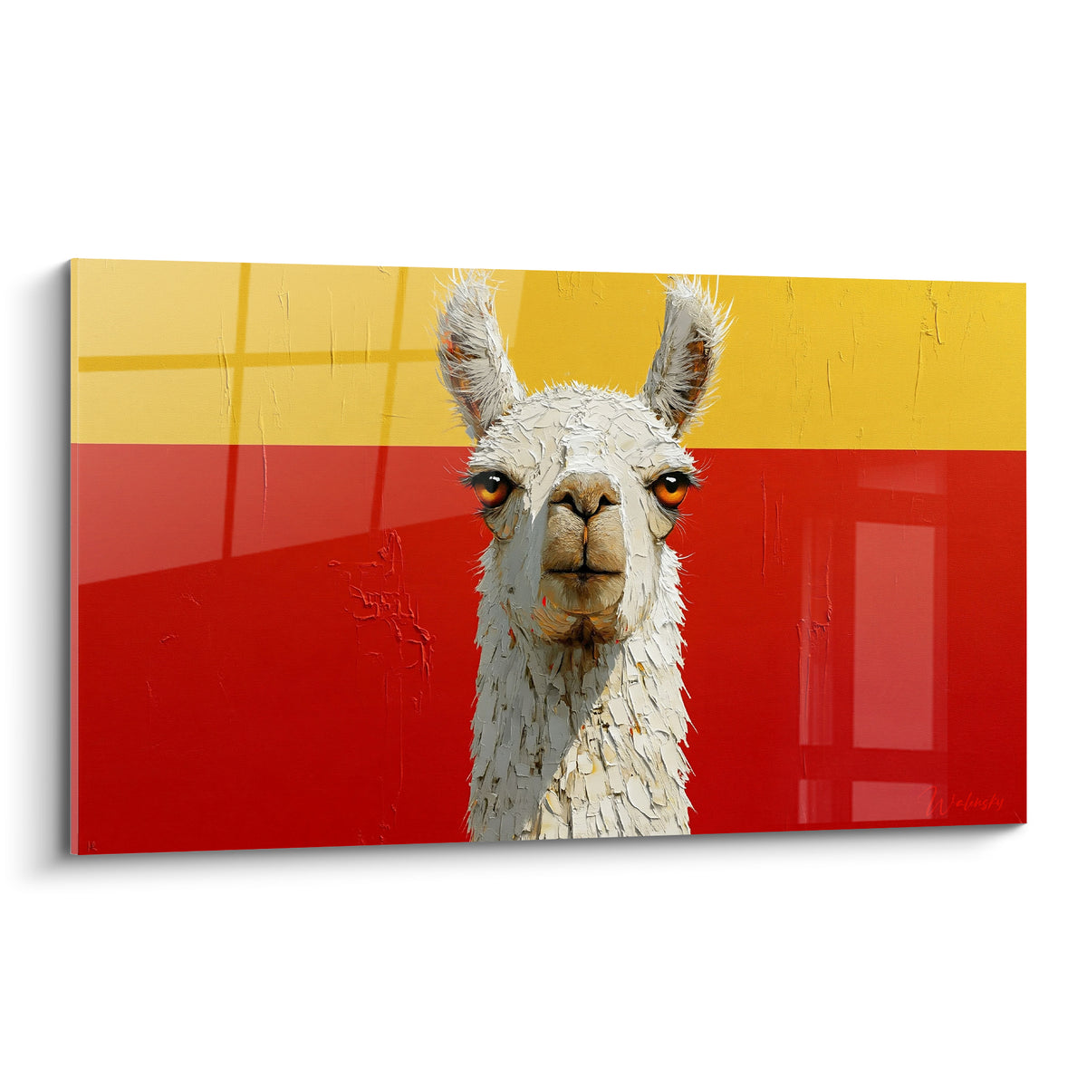 Alpaga blanc au regard ambré sur fond rouge et jaune texturé façon peinture à spatule