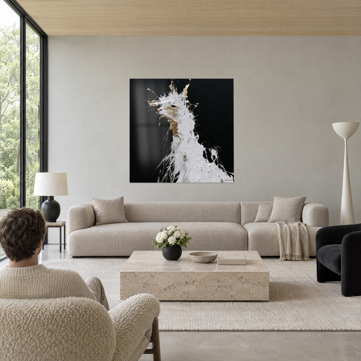 Silhouette d'alpaga blanc aux reflets dorés, accrochée au-dessus d'un lit dans une chambre claire