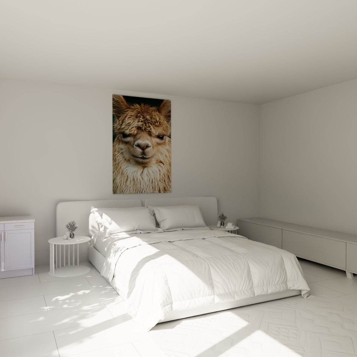 Alpaga crème et doré au regard attentif, accroché au-dessus d'un lit dans une chambre claire